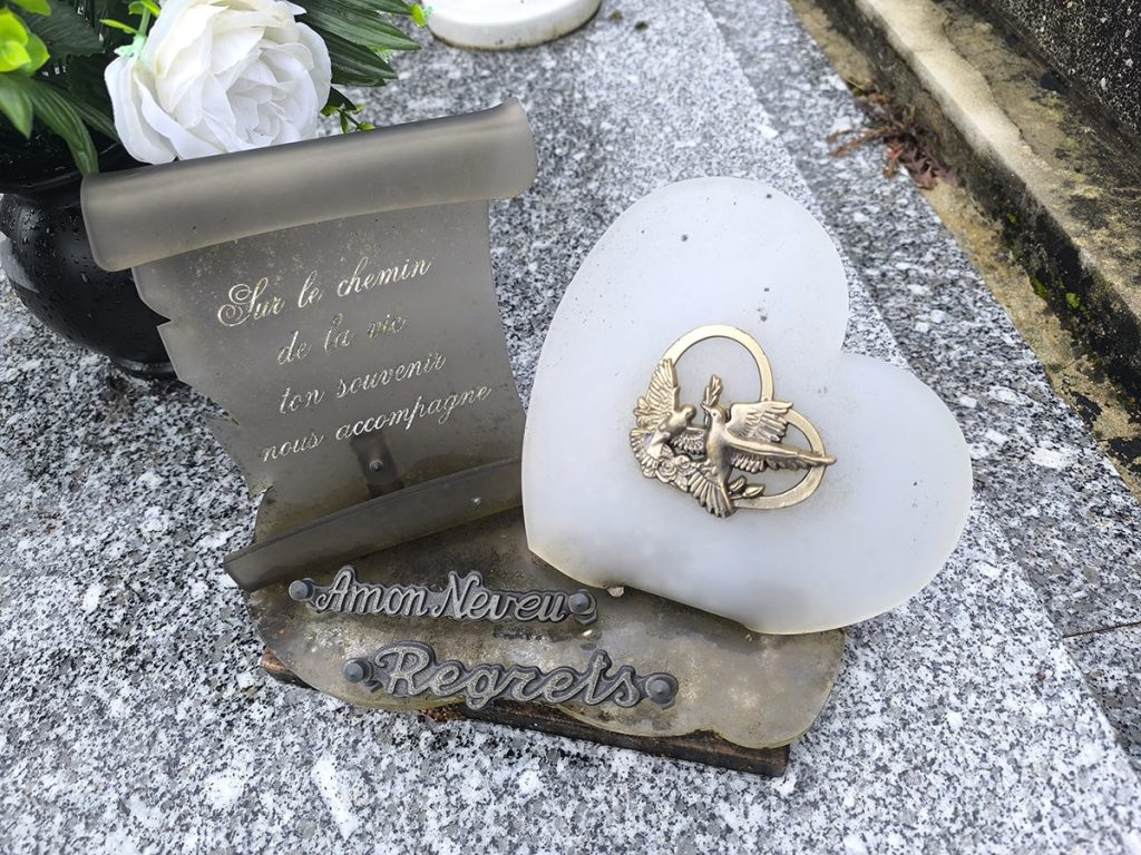 Nettoyage d'ornement à Audincourt - Avant nettoyage par Nos étoiles du souvenir à Valentigney dans le Doubs
