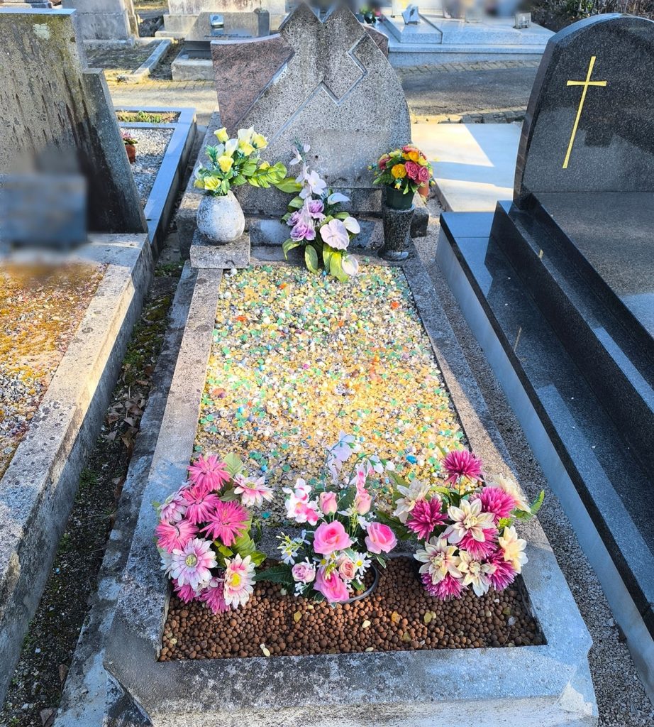 Nettoyage de tombe à Montbéliard (25) - Avant nettoyage par Nos étoiles du souvenir à Valentigney dans le Doubs