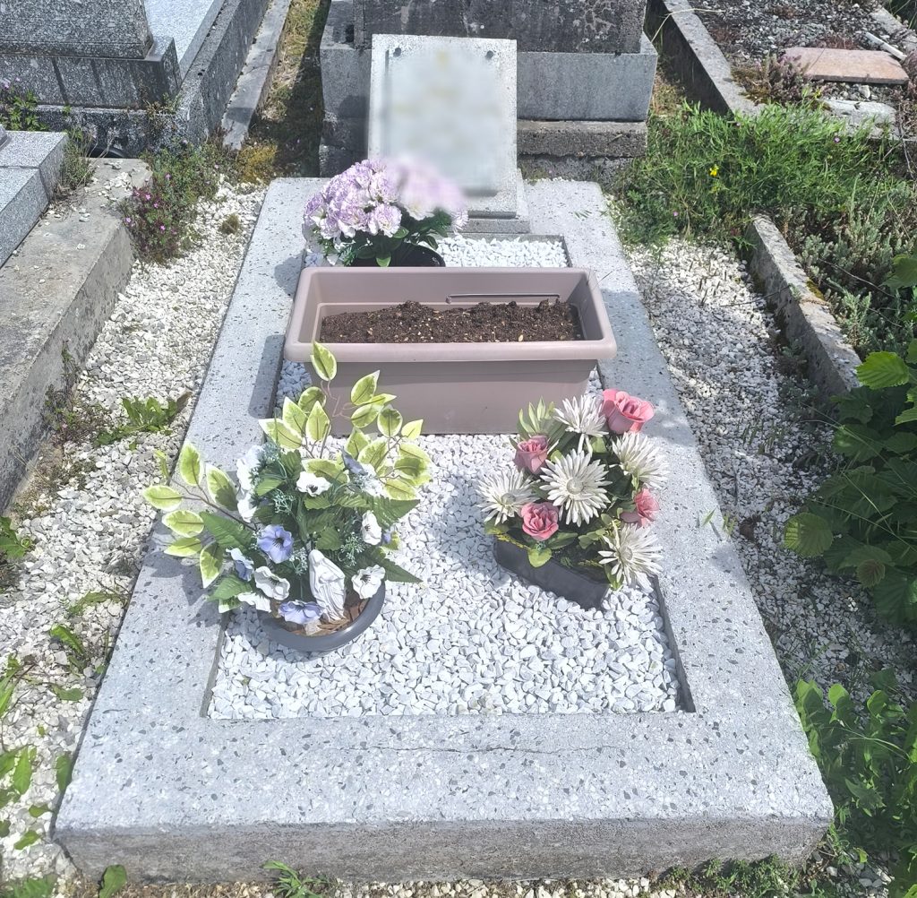 Nettoyage de tombe à Dampierre-les-bois (25) - Après nettoyage par Nos étoiles du souvenir à Valentigney dans le Doubs