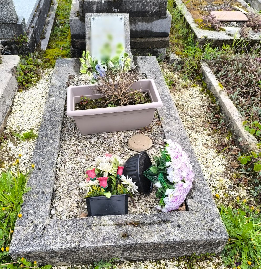 Nettoyage de tombe à Dampierre-les-bois (25) - Avant nettoyage par Nos étoiles du souvenir à Valentigney dans le Doubs