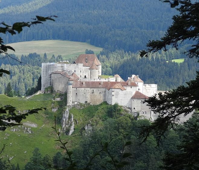 Entretien de tombes dans le Doubs